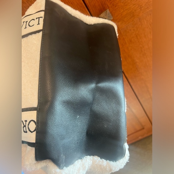 NWT Victoria's Secret 🖤 Plush Fleece Sherpa Tote Bag Zip Closure Off White 🐑 - Picture 5 of 9